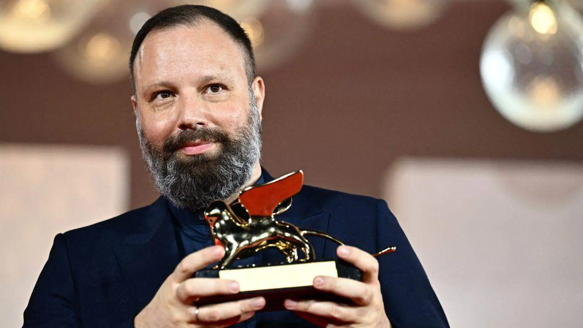 Director Yorgos Lanthimos se lleva el León de Oro de Venecia